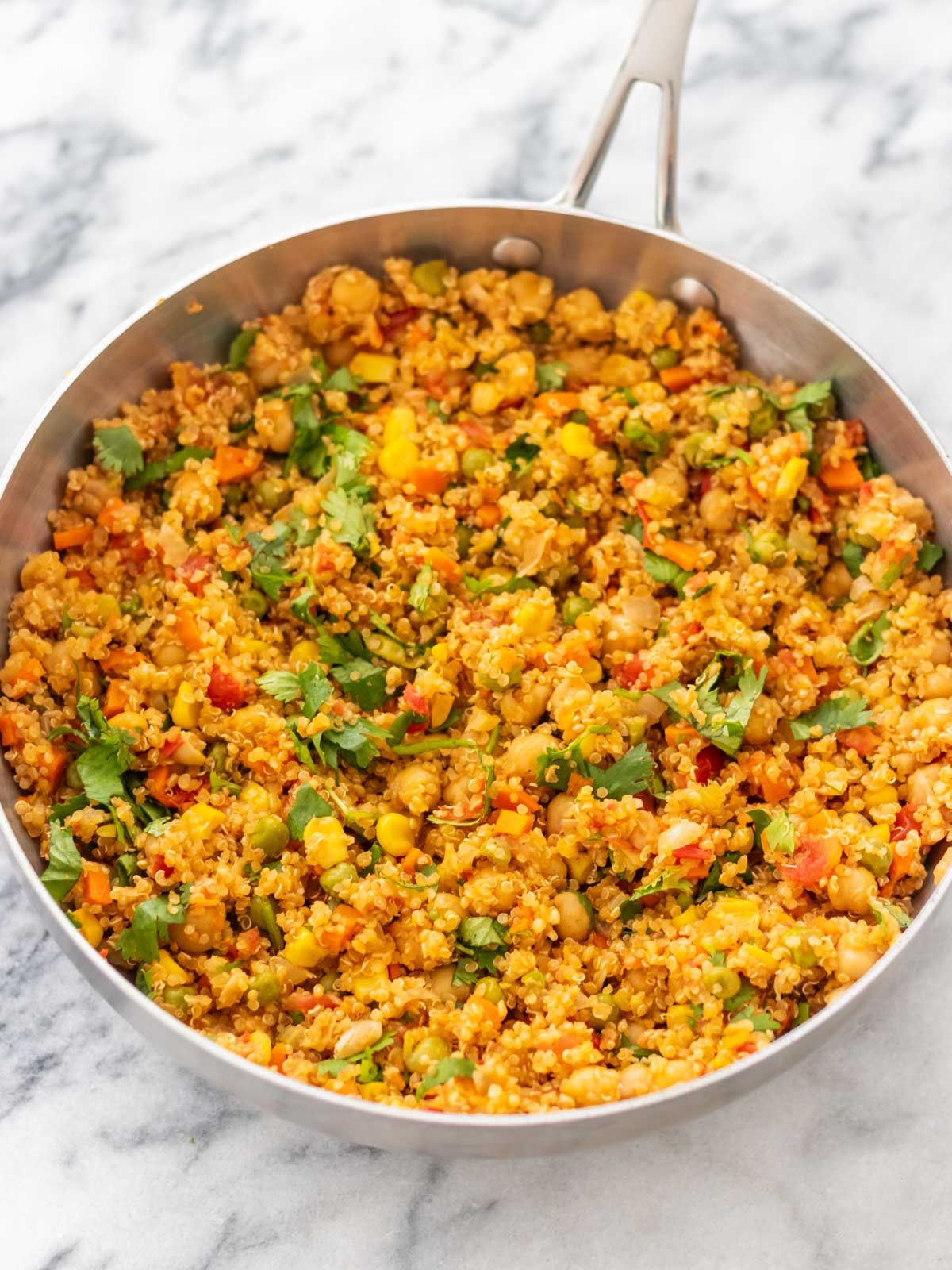 mexido de quinoa com legumes e grão-de-bico pronto em uma panela