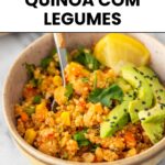 mexido de quinoa com legumes e grão-de-bico servido com fatias de abacate, sementes de gergelim e coentro fresco