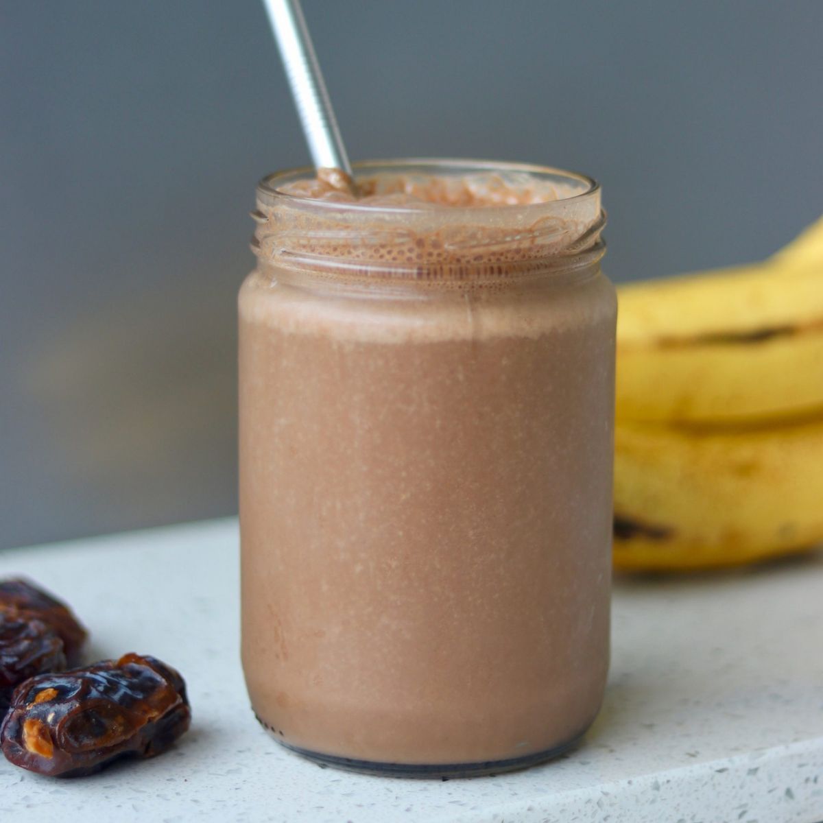 copo de smoothie de chocolate com banana e tâmara