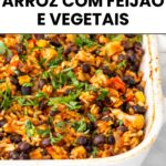 assado de arroz com feijão-preto e vegetais em uma travessa, misturado com coentro fresco picado