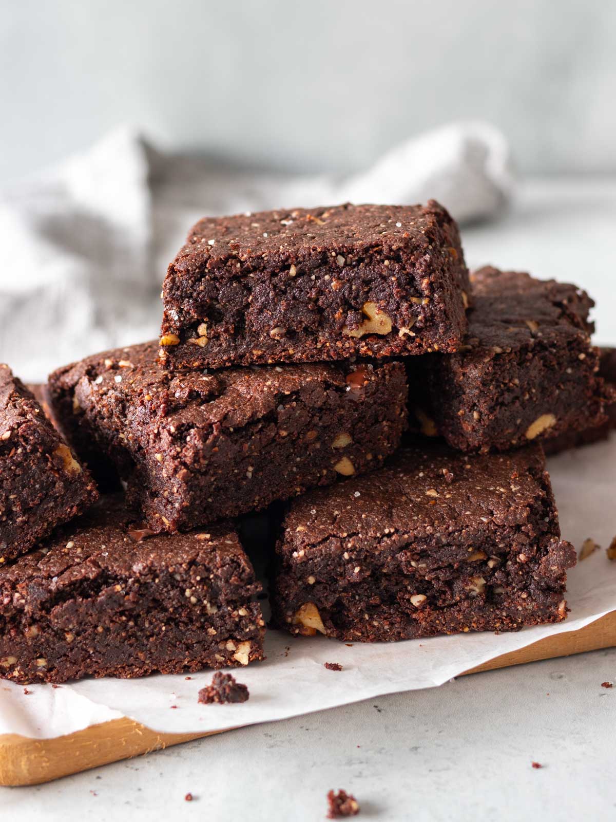 brownies de amêndoas cortados em pedaços quadrados e dispostos em cima de uma tábua