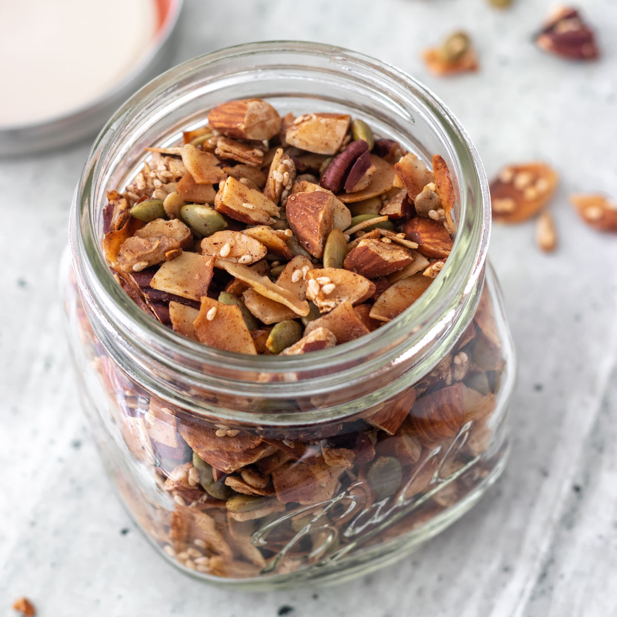 granola low carb armazenada em um pote de vidro