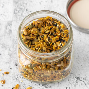 pote de granola salgada com sementes e especiarias