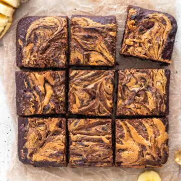 brownie de banana com cobertura de pasta de amendoim cortado em 9 pedaços grandes