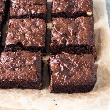 brownie de batata-doce cortado em pedaços quadrados